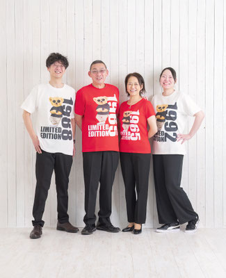 お揃いのTシャツで家族写真撮影