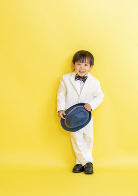 白スーツで小さな紳士