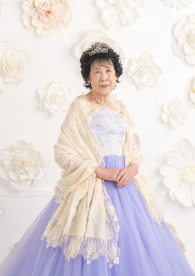 紫のドレスを着て喜寿のお祝い撮影