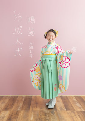 ハーフ成人式のお祝いに袴姿で記念写真