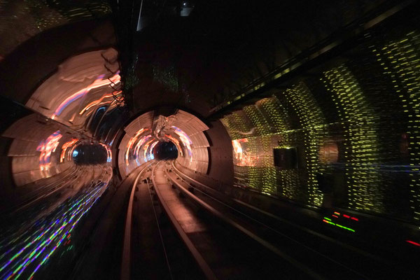 Oppenheimer_Dr_Christa_U-Bahn Shanghai