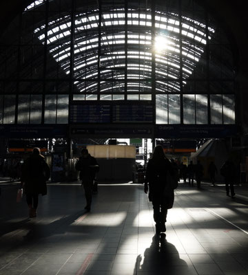 Oppenheimer_Dr_Christa_Im Bahnhof