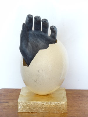 L'Œuf Philosophale, 2016, œuf d'autruche et matériaux divers, 24 x 12 x 12 cm