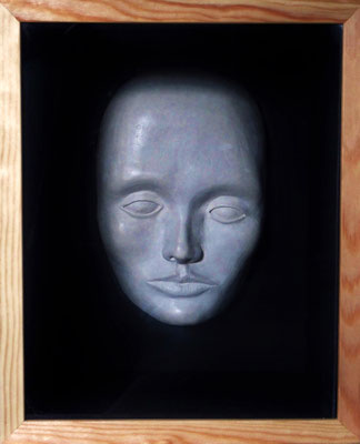 Apparition dans une boîte, 2016, argile et matériaux divers