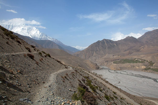 Kali Gandaki, links Dhaulagiri, rehcts Annapurna