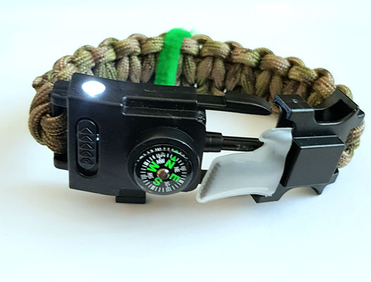 Paracordschnur, Verschluss mit scharfem Messer, Feuerstein, Led Lampe, Pfeife und Kompass. In verschiedenen Grössen und Farben erhältlich.  Preis CHF 18.-