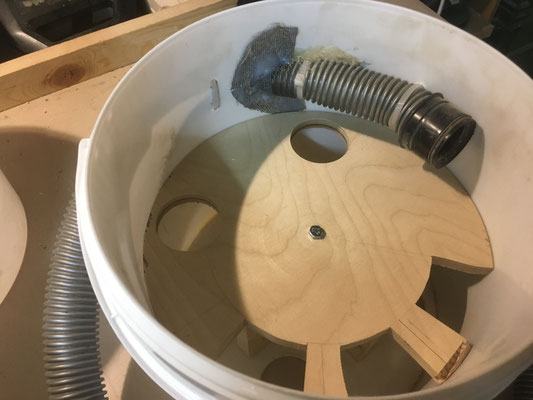 Staub-Separator 1. Stufe Luftströmung lässt Staub und kleine Teile am Rand absinken in das Auffang-Gefäss.