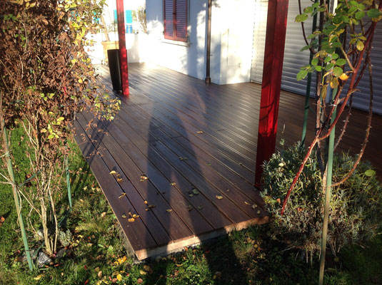 Gartensitzplatz mit Palmholz-Panelen