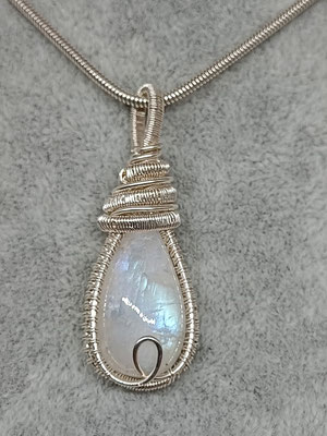 Art.Nr.: 19217 Anhänger aus weißem Labradorit mit Sterling- und Feinsilber gefasst. Gesamtlänge ca. 4cm(verkauft)