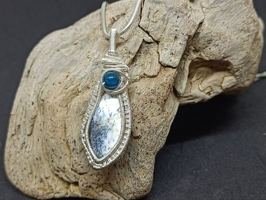 Art.Nr.:19417 Anhänger Dendritenopal und Apatitperle gewebt in Sterling- und Feinsilber. Gesamtlänge inklusiver großzügiger Anhängerschlaufe ca. 5cm (€95.-)