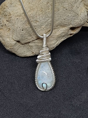 Art.Nr.: 19217 Anhänger aus weißem Labradorit mit Sterling- und Feinsilber gefasst. Gesamtlänge ca. 4cm(verkauft)