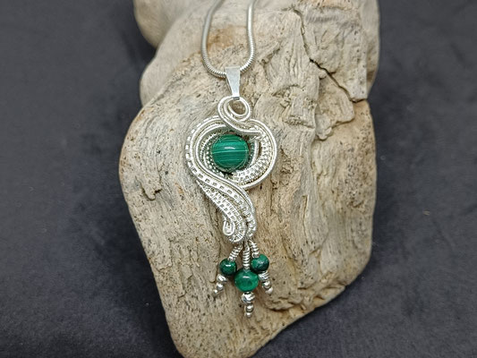 Art.Nr.:19617 Anhänger "Twisted". Sterling- und Feinsilber gewebt mit Malachitperlen in verschiedenen Größen. Gesamtlänge ca. 6cm (€ 95.-)