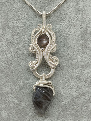 Art.Nr.: 19717 Anhänger "Doorknocker" aus Sterling- und Feinsilber mit Adularperle (Mondstein) und Labradoritperle. Gesamtlänge ca. 7cm (€ 110.-)