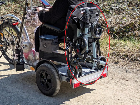 Citizen-Traveller 65-Junior mit sicher verstautem Rollator hinter dem Sitz