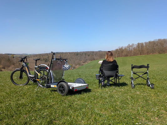 Pause und Picknick gefällig? Sessel mit Tisch, Rollator, Tasche... alles dabei