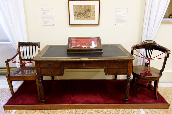 bureau de Kapodistrias, au musée d'Histoire Nationale By 2gymkais2 - Collections of the National Historical Museum of Athens, CC BY-SA 4.0, https://commons.wikimedia.org/w/index.php?curid=39151247
