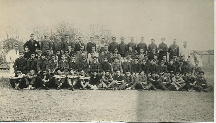 Au 3ème rang et de G à D : M. FERRAN (blouse blanche),  M SOREL et des apprentis ... Debout : MM CARDONNA,  PASQUE (Chaudronnier), des élèves ....