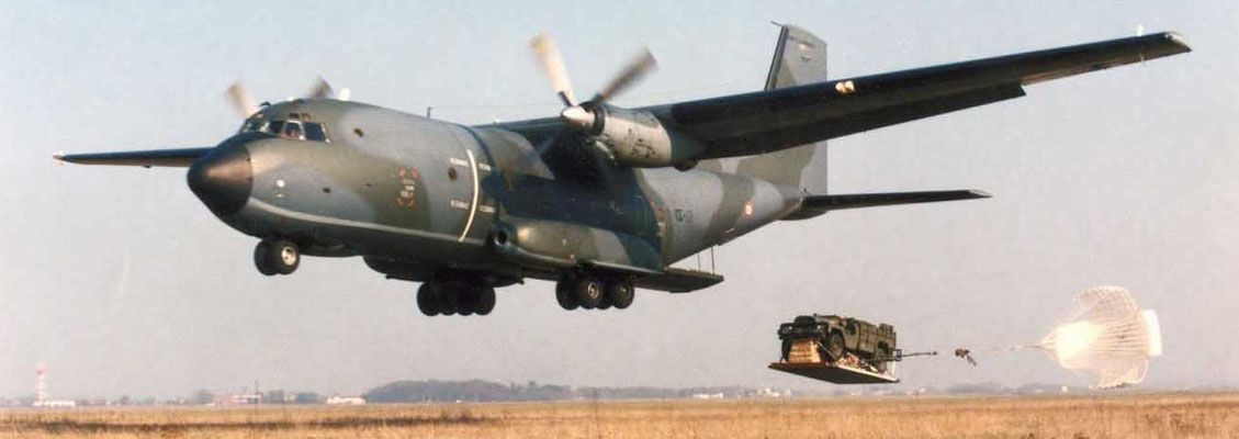 Largage en TFH sur Fonsobes depuis un C160. Largage par éjection où l'avion est à 5 mètres du sol. Le parachute ne sert uniquement qu'à freiner la charge.