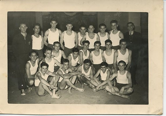 1945-Démonstration de gymnastique au Palais des Sports de Toulouse, à l'occasion de Noël. Les apprentis sont accompagnés par Messieurs Rocamir et Grateloup.