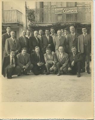 Sortie des Anciens Apprentis. Accroupis MM GRATELOUP, LACOMBE, ESPOURTEAU,  ?  , ROQUE, AMIEL. Debouts : MM SAUBERE,  ?  , CEZERAC, COUBERE, FROJO, PIVOT,  ?  , ROUSSEL, COMMELONGUE, VETORI,  ?  , FLOUS.