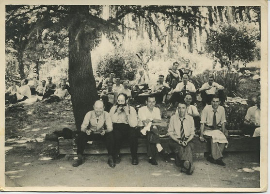 Sortie des Anciens Apprentis. Assis : MM SOREL,  ?  ,  ?  , FERRAN, GRATELOUP. Deuxième rang M RINGUÉ.