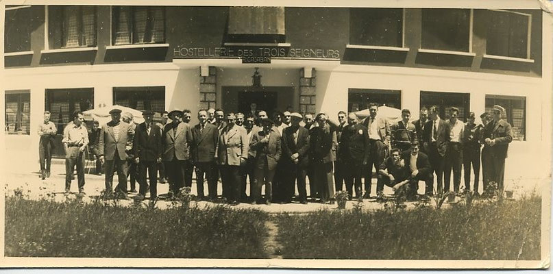 Sortie des Anciens Apprentis. Entre autres, debouts MM PASQUE, GÉRAUD, SOREL, accroupis : CAUSSAT, GRATELOUP.