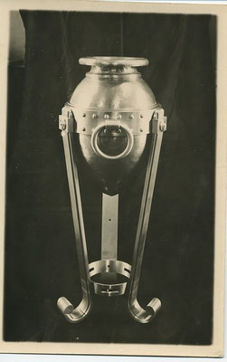 1945-Exposition Rénovation des Métiers. Cette urne ressemble très fortement à celle qui figurait devant le monument aux morts de l'ATE (A-t-elle été fabriquée par les apprentis ?).