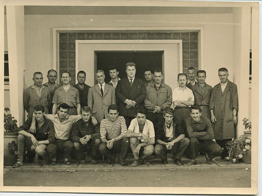 Des élèves accroupis, debout les enseignants : MM REY-MONTFERRAND-LAMAZERE-CAMBES-GRATELOUP-PIAZZA-DAUZIER- ? -PLANTIER-LESTANG-PONS-RAMOS-COPONA.