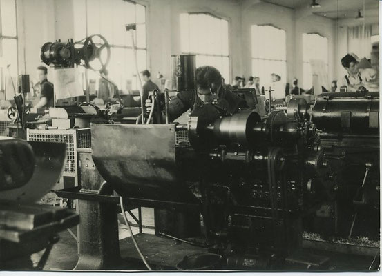 Avant la guerre de 39, dans l'atelier de mécanique de la vielle école, près de la porte n° 2.