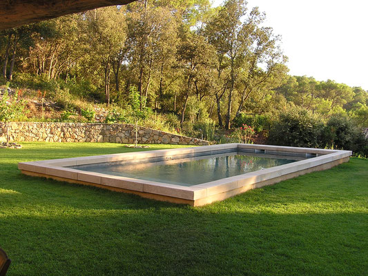 Piscine bassin en Massangis épaisseur 14 cm avec pente façon lavoir.