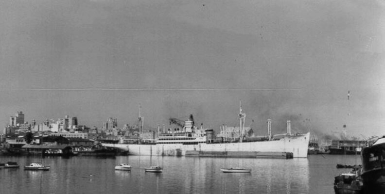 Die "Tacoma" mit hellen Anstrich am Kai "Florida" als Jugendstrafanstalt - "Centro de Reclusión Tacoma".