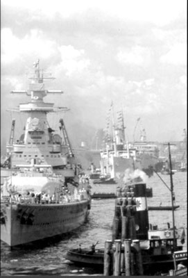 "Admiral Graf Spee" - das Einlaufen in Hamburg, dahinter die KdF-Schiffe.