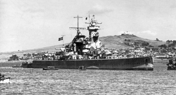 Die "Graf Spee" - im Hintergrund der Cerro (Monte). Dieser gab der Stadt den Namen.