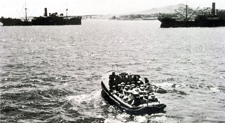 Die Besatzung wird an Bord der „Tacoma“ gebracht.