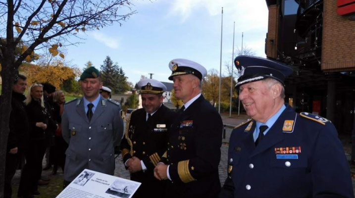 VAdm. Schönbach, KptzS. Ruiz Tocci und deutsche Reserveoffiziere.