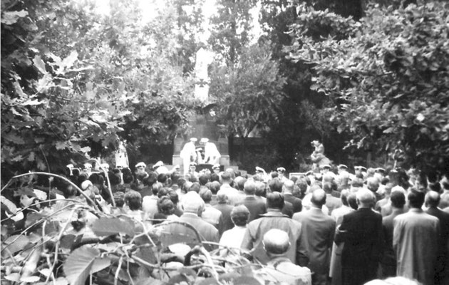 Kranzniederlegung argentinischer Marineoffiziere am Mahnmal.