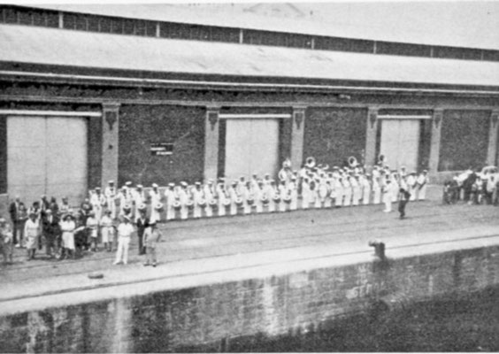 Der uruguayische Marine-Musikzug spielt zur Ankunft "Alte Kameraden".
