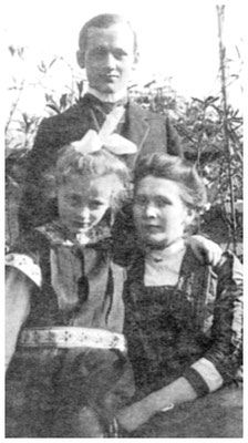 Hans mit Schwester Anneliese und Mutter Elizabeth - ca. 1911.