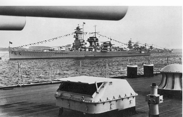 "Graf Spee" über die Toppen geflaggt - Staatsbesuch von Adm. von Horthy.