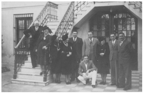 A. Fennekohl, Stbs.Ob.Masch. F. Schwarz, Stbs.Masch.(F) O. Zantow, vorne in der Hocke, Masch.Gefr. Fritz Adolph mit der Familie Schmidt.