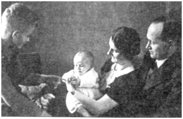 Ehepaar Langsdorff mit Sohn Jochen und Tochter Inge - 1937.