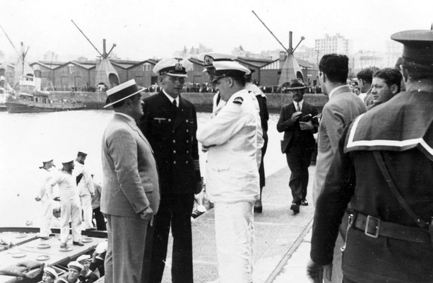 Langsdorff mit Verantwortlichen der Marine-Präfektur - möglicherweise KptzS. Pantín. 