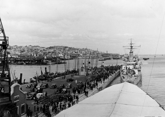 Der Hafen von Lissabon - die "Graf Spee", für das Boordfest mit abgedeckten Bug und vor ihr der Kreuzer "Köln".