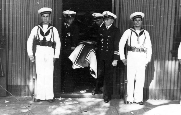 Der Sarg wird aus dem Marinearsenal herausgetragen.