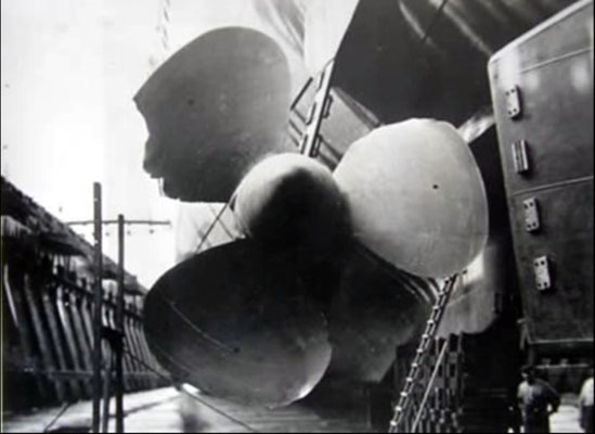 Der beschädigte Backbordpropeller der "Graf Spee".