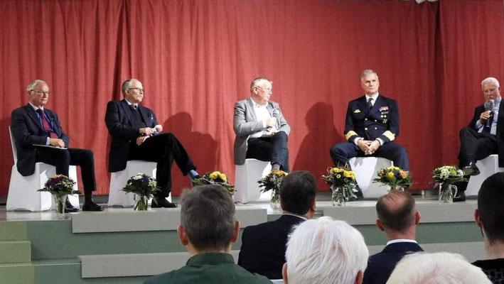 Die Podiumsdiskussion - v.l. Dr. Pfeiffer, Prof. Dr. Epkenhans, Moderation, Marineispekteur VAdm. Schönbach, Dr. Hartwig.