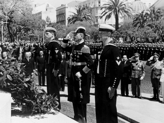 Kranzniederlegung durch Adm. Böhm am Gefallenen-Ehrenmal - Avenida da Liberdade.