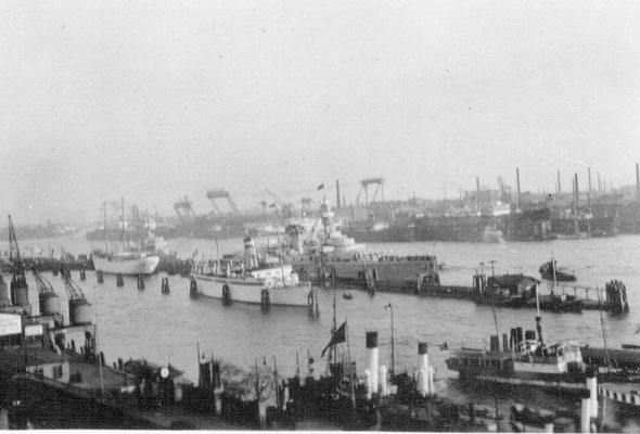 "Admiral Graf Spee" an den Landungsbrücken.