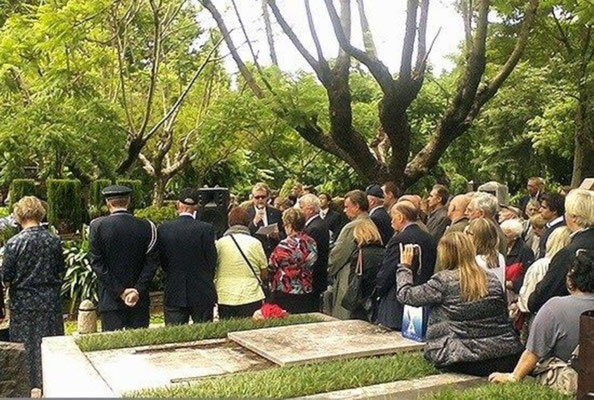 2014 - MA Oberst Wolff, der Rücken zugewandt, mit Silberkordel.