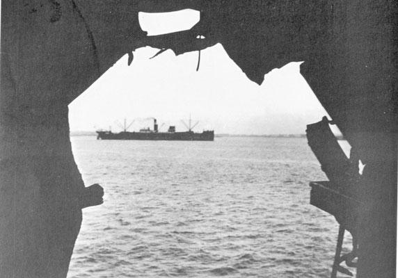 Die "Lahn" im Hafen von Montevideo.